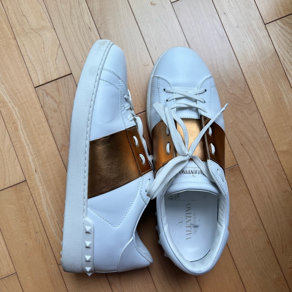 OPEN SNEAKER WITH GOLD STRIPE